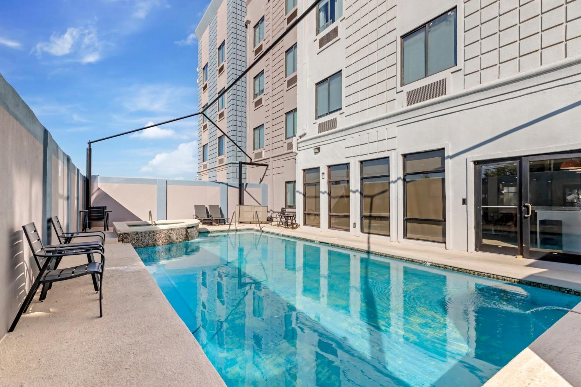 Comfort Suites Laredo Exterior photo
